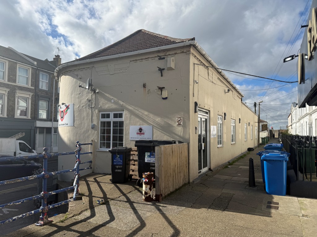 Lot: 57 - SNOOKER HALL WITH LAPSED PLANNING FOR THREE HOUSES - External view